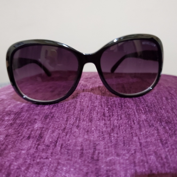 Glasses - Picture 1 of 2
